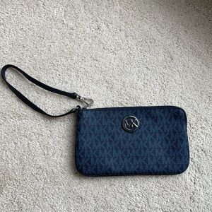 VERSATILE MK WRIST BAG